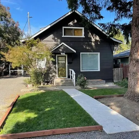 Classic & Cozy Apartments - Parking & Close To Dw Medford Exterior photo