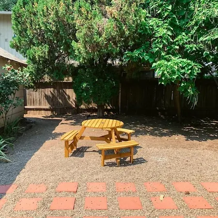 Classic & Cozy Apartments - Parking & Close To Dw Medford Exterior photo