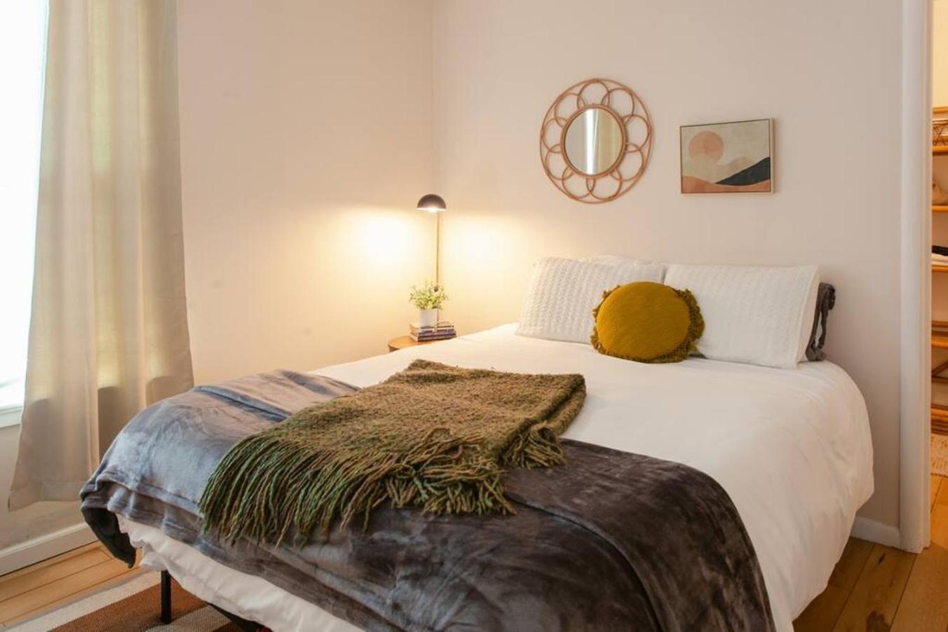 Classic & Cozy - Parking & Close To Dw *