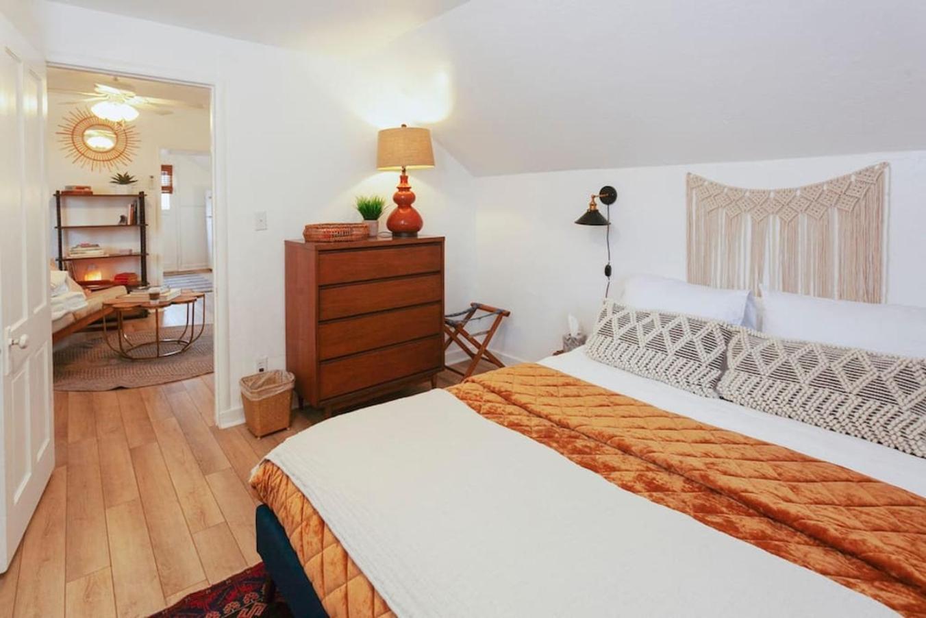 Classic & Cozy - Parking & Close To Dw Apartment Medford