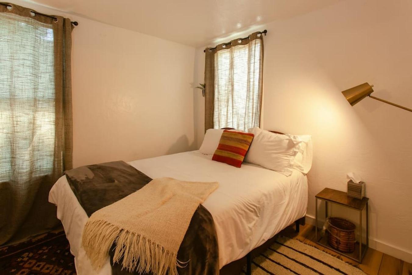 Classic & Cozy - Parking & Close To Dw Apartment